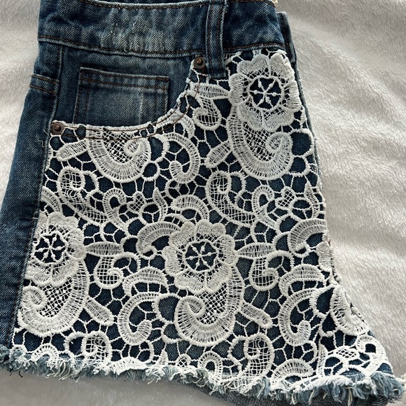 Forever 21 denim shorts with lace appliqué. Size 28 - Picture 14 of 14